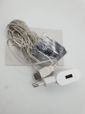 un câble et un chargeur posés sur une surface blanche