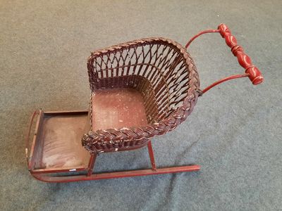 une poussette miniature équipée d'un panier