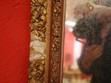 un homme se prenant en photo dans un miroir