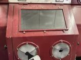 une machine rouge qui se trouve dans une pièce