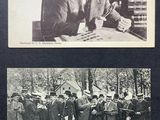 deux photos en noir et blanc représentant des hommes debout devant une table