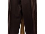 un pantalon de costume marron sur un mannequin, posé sur un fond blanc