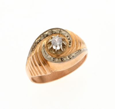 une image d'une bague en or avec un diamant au centre