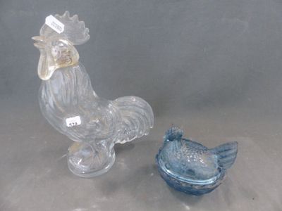 deux figurines en verre représentant un coq et un oiseau