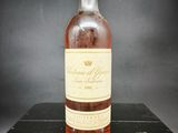 une bouteille de vin posée sur une table noire