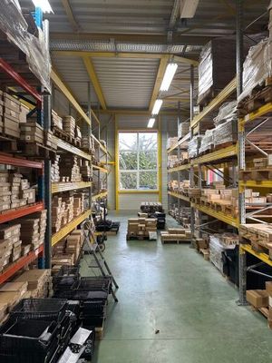des tas de cartons, les uns à côté des autres, sur les étagères de l'entrepôt
