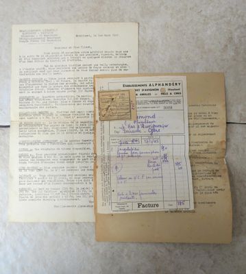un vieux livre recouvert d'une feuille de papier