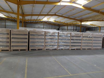 un grand entrepôt rempli d'une multitude de palettes et de cartons