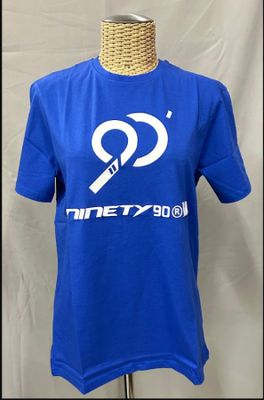 un t-shirt bleu avec le numéro 9 dessus