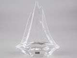un vase en verre transparent contenant un anneau doré