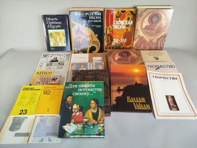 un grand nombre de livres posés sur une table