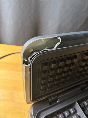 a keyboard and a keyboard case sitting on a table