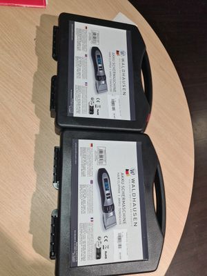 deux téléphones portables posés l'un sur l'autre sur une table
