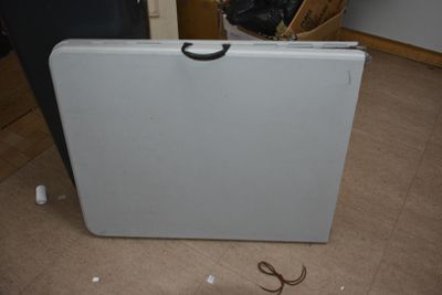 . Table pliante pvc cassée, en l'état - Photo 1