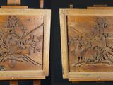 paire de chevalets anciens en bois sculpté, ornés de figures