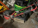 une tondeuse à gazon qui est rangée dans un garage