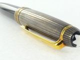 un stylo posé sur une surface blanche