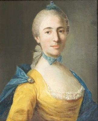 portrait d'une femme en robe jaune avec une ceinture bleue