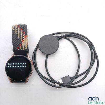 une montre connectée équipée d'un cordon