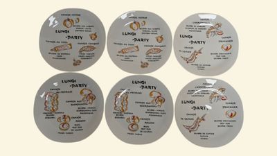 six assiettes contenant différents types d'aliments, posées sur une surface blanche