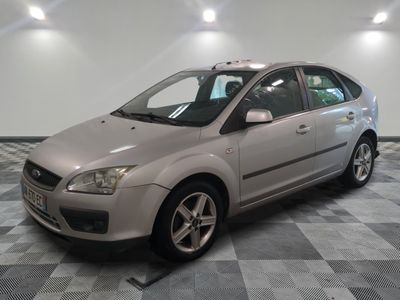une photo d'une Ford Focus argentée garée dans un garage