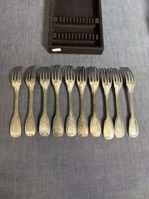 beaucoup de fourchettes et de cuillères sur la table