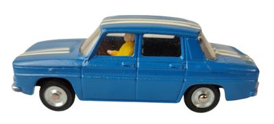 une petite voiture bleue avec un homme assis au volant