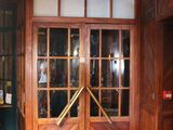 une grande porte en bois qui donne sur un salon