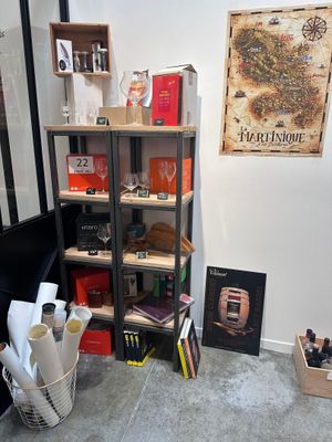 une pièce avec une bibliothèque sur laquelle sont posés divers objets