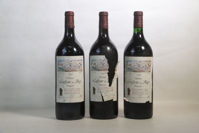 trois bouteilles de vin posées l'une à côté de l'autre sur une table