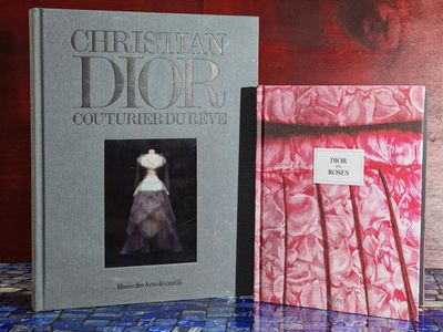 deux livres sont posés l'un à côté de l'autre sur une table