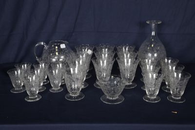 beaucoup de verres et un pichet posés sur une table