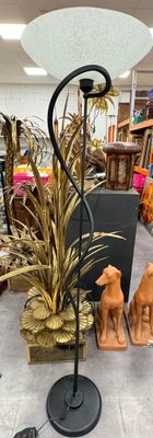 une lampe posée sur une table dans un magasin