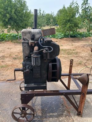 an old machine that is sitting on the ground