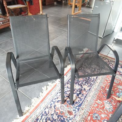 deux chaises posées sur un tapis, à même le sol