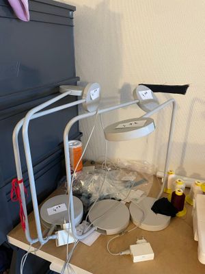 un bureau encombré sur lequel se trouvent une lampe et d'autres objets