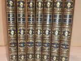 un coffret de six livres aux couvertures dorées et bleues