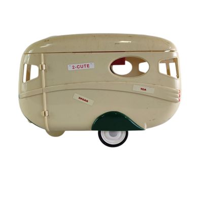 un petit bus en jouet posé sur une surface blanche