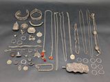 un assortiment de bijoux en argent comprenant des bagues, des bracelets, des bagues, des bagues et des colliers