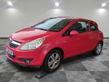 la voiture rouge est garée dans le garage sur un sol en damier