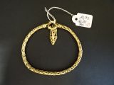 un gros plan d'un bracelet posé sur une table, avec une étiquette