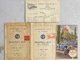 Trois anciennes brochures automobiles sont posées côte à côte sur une table.
