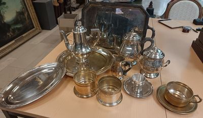 une table sur laquelle se trouvent de nombreux objets en argent
