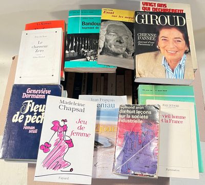 un grand nombre de livres posés sur une table
