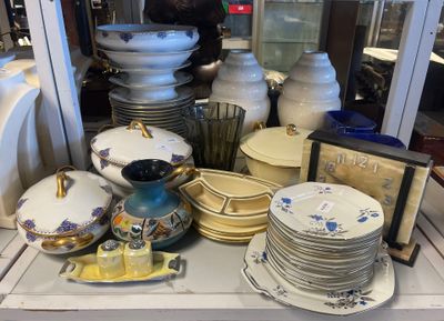 de nombreuses assiettes et bols sur une étagère dans un magasin