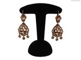 gros plan d'une paire de boucles d'oreilles sur un support