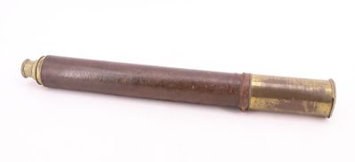 un gros plan d'un petit tube en bois muni d'un bouchon métallique