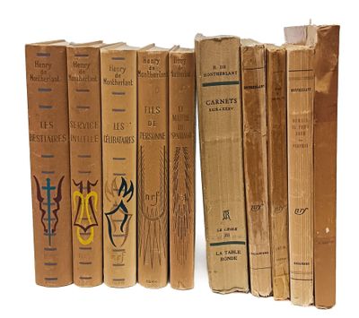 plusieurs vieux livres sont alignés sur une surface blanche