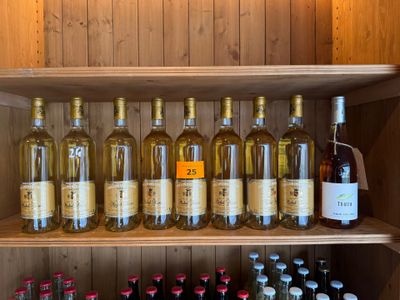 de nombreuses bouteilles de vin sur les étagères de la pièce