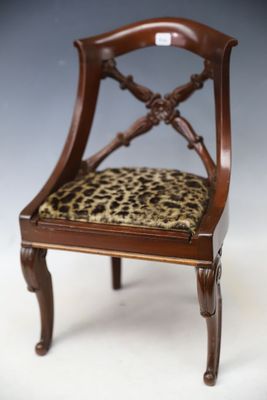une petite chaise sur laquelle est posé un coussin à motif léopard